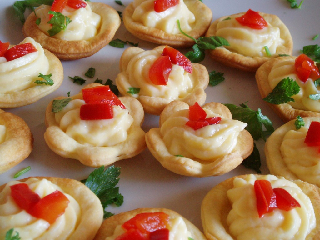 Fiorellini di brisée con crema pasticcera salata