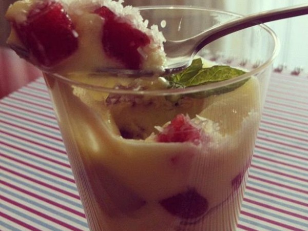 Tiramis&ugrave; al limoncello con gel&eacute;e di fragole e cocco (Lemon, strawberry and coconut&nbsp;tiramisù)