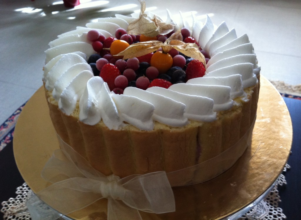 Torta charlotte ai frutti di bosco (Strawberry charlotte cake)