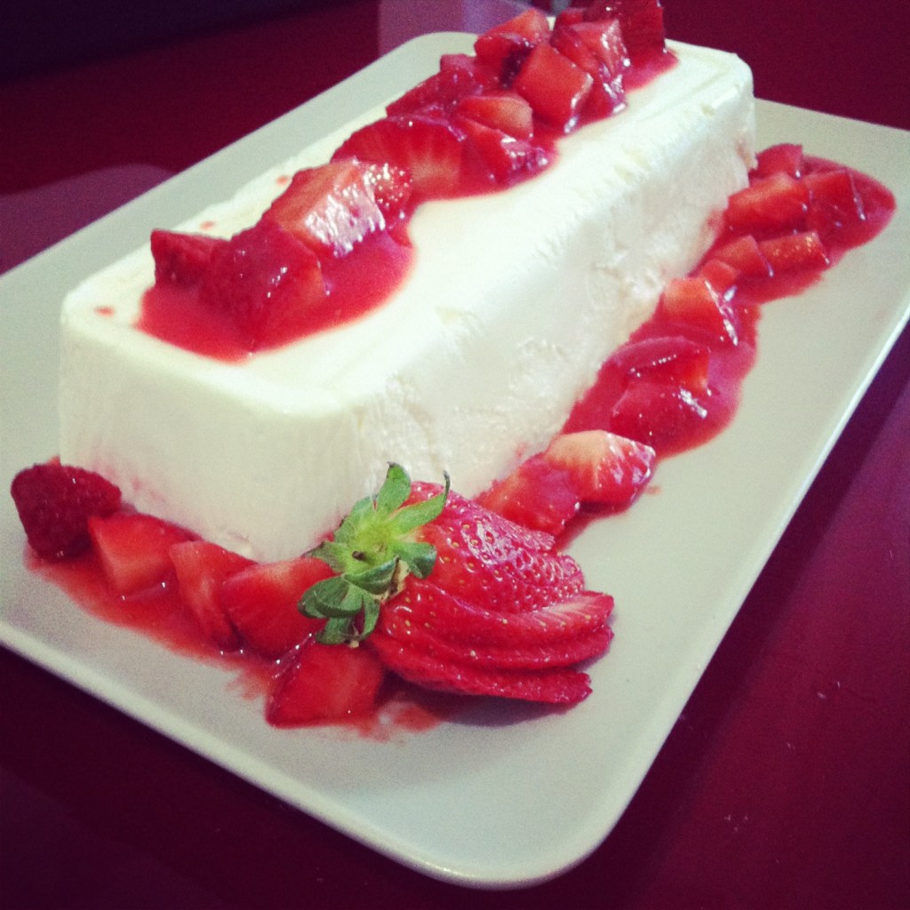 Bavarese allo yogurt con salsa alle fragole (Yougurt and Strawberry&nbsp;Bavaroise)