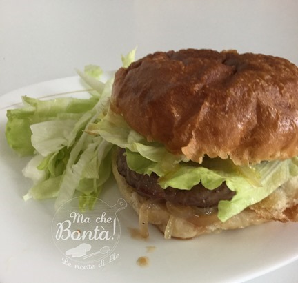 hamburgher con cipolle in agrodolce