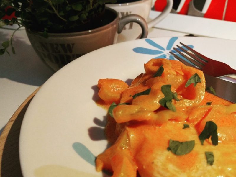 Pollo cremoso ai peperoni (Creamy cheesey chicken with bell&nbsp;peppers)