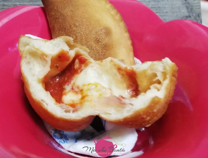 interno-panzerotto-fritto-pomodoro-mozzarella