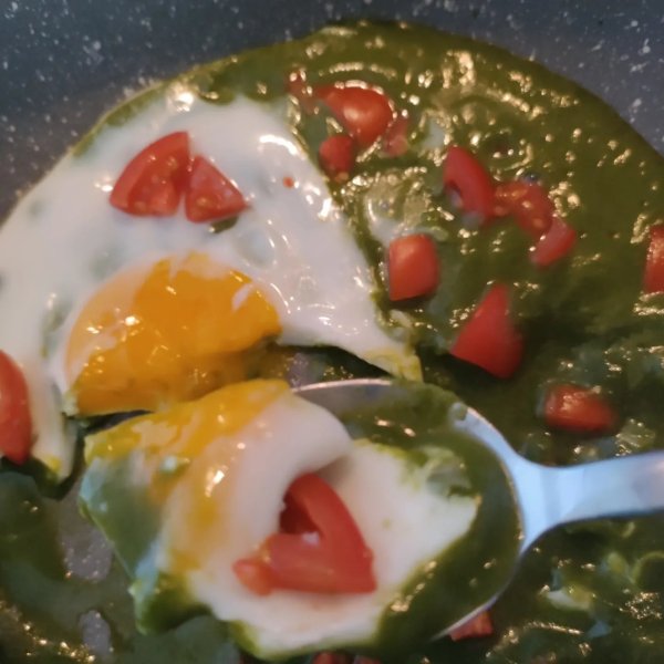 crema-di-broccoli-e-spinaci-con-uovo